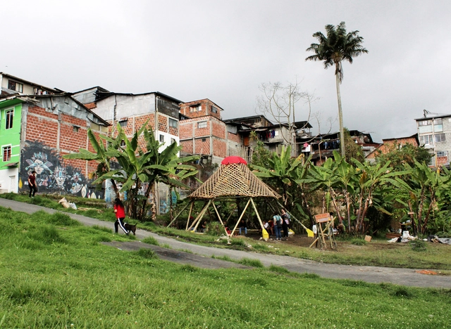 Aula Apu Kumanday, TSL Colombia 2022 / República Portátil + Coonvite + Lucía Garzón - Fotografía exterior, Otras Estructuras, Jardín, Fachada