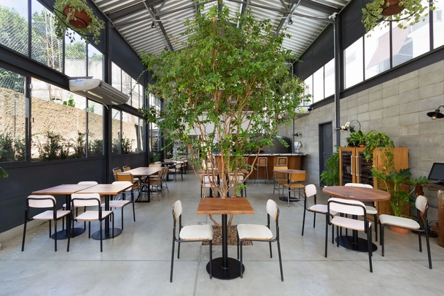Centro Gastronômico Revo Manufactory / Memola Estúdio + Vitor Penha - Fotografia de Interiores, Restaurantes E Bares, Jardim, Fachada, Mesa, Cadeira