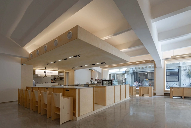 街角改造-Nana Kitchen / 泥木建筑工作室 - 室内图, 更新项目, 厨房, 表皮, 梁, 桌子, 椅子