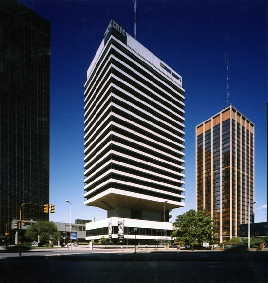 Clásicos de Arquitectura: Edificio IBM / Mario Roberto Álvarez y Asociados - Fotografía exterior, Arquitectura De Oficinas, Fachada, Urbano