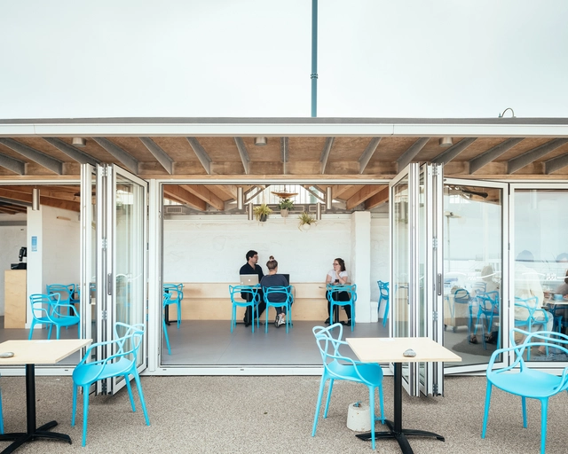 Piscina Jubilee / ScottWhitbyStudio - Fotografía interior, Centro Comunitario, Fachada, Mesas, Bancas