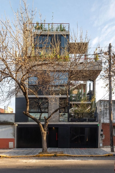 Edificio RH+ / RBK arquitectura - Fotografía exterior, Apartamentos, Fachada, Puerta