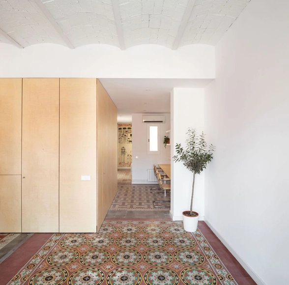 Reforma de vivienda en Sant Antoni / Parramon + Tahull Arquitectes - Fotografía interior, Interiores De Apartamentos, Puerta, Escaleras, Fachada