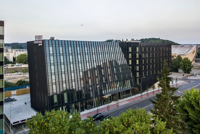 Hotel Marriott Vilnius Center  / Architectural Bureau G.Natkevicius & Partners - Fotografía exterior, Hitos Y Monumentos, Fachada, Urbano