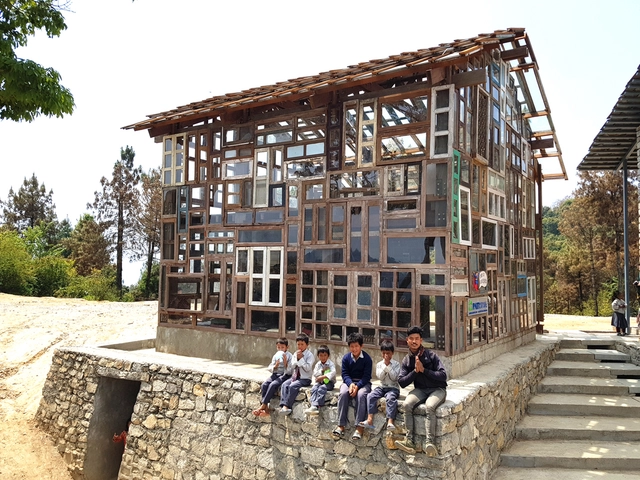 Extensão da Escola Primária Shiladevi Dhoksan no Nepal / supertecture gUG - Fotografia de Exterior, Sala De Aula, Fachada, Viga