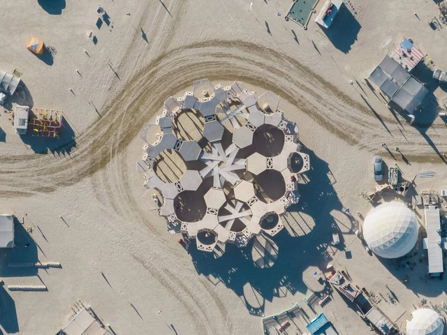 10 instalaciones en Burning Man 2022: Una escultura inflable de Bjarke Ingels y una estructura hecha de plástico recuperado - Imagen Principal