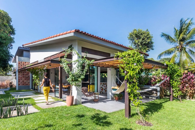 Reforma em Casa Urbana Poço da Panela / Porto Neves Arquitetura - Fotografia de Exterior, Renovação, Jardim, Porta, Fachada