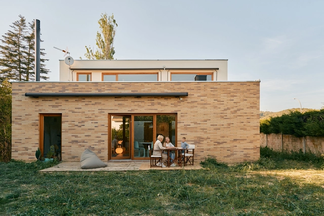 Casa em Massís del Garraf / Slow Studio - Fotografia de Exterior, Sustentabilidade, Fachada, Porta, Cadeira, Mesa