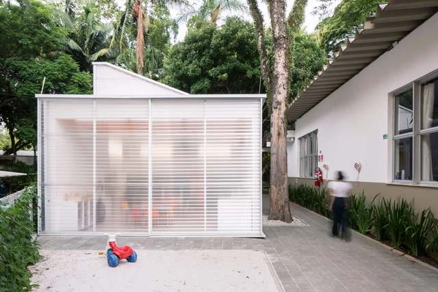 Escuela del Club Pinheiros / Oficina Aberta + Firma Arquitetura - Fotografía exterior, Salas De Clases, Jardín, Fachada
