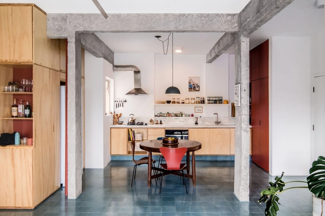 Renovación Bajo el cielo de Barão / entre escalas + Alexandre Benoit - Fotografía interior, Interiores De Apartamentos, Cocina, Fijación Vigas, Mesas, Encimera, Sillas