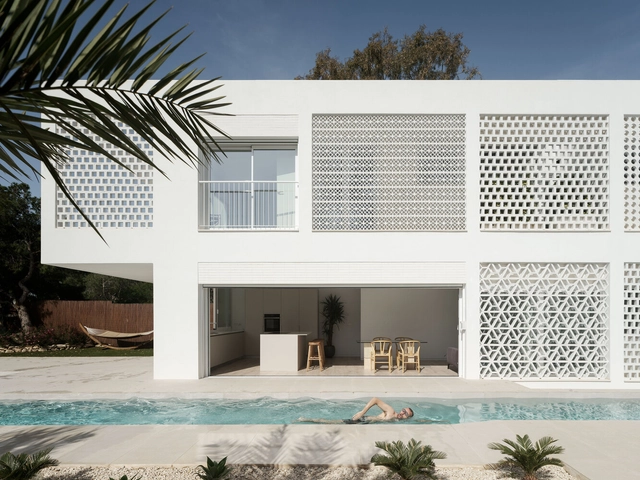 Casa más que blanca / PLAYstudio - Fotografía exterior, Casas, Patio interior, Fachada, Puerta