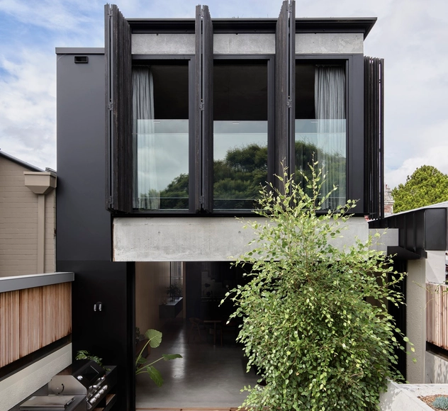 Casa na Árvore / H&E Architects - Fotografia de Exterior, Casas, Jardim, Fachada