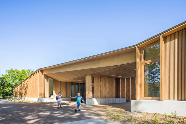 Centro recreativo y ampliación de la escuela primaria Grandes Terres en Conflans-Sainte-Honorine / Hesters Oyon - Fotografía exterior, Ampliación, Fachada, Fijación Vigas