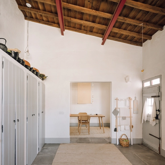 Casa en Venda do Duque / Barbosa Mateus Arquitetos - Fotografía interior, Reconversión, Cocina, Puerta, Fijación Vigas, Sillas, Mesas