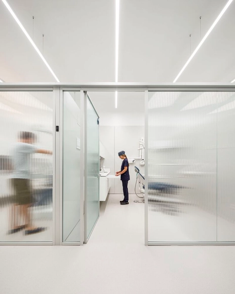 Clínica Dental Gros / bvcr - Fotografía interior, Clínica, Puerta, Fachada
