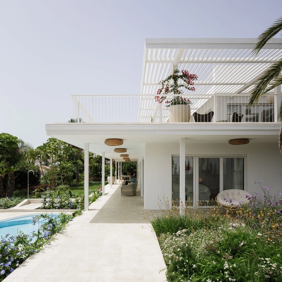 Villa Schefflera / Marion Regitko Arquitectos - Fotografía exterior, Renovación, Jardín, Fachada, Puerta