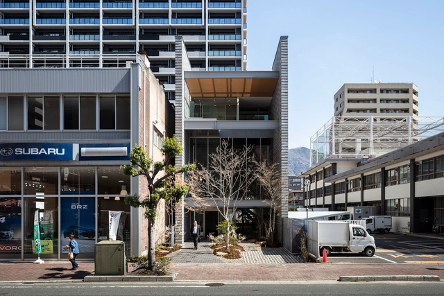 引入街道，KOKAGE 诊所 / SAI Architectural Design Office + ATIES - 建筑图, 诊所, 表皮, 门