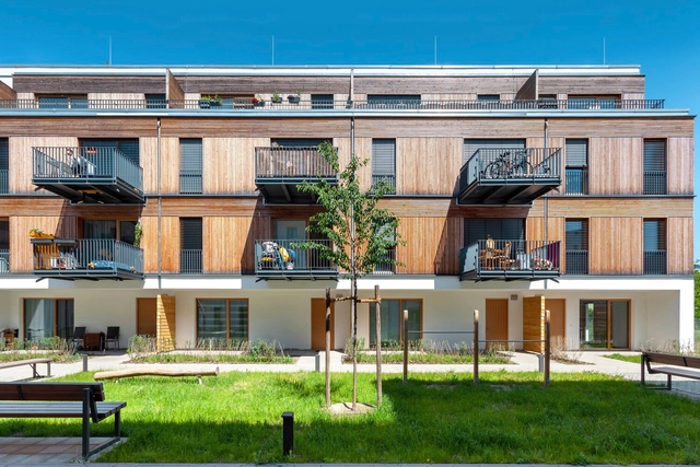 Vivir en Clima Positivo en la Schleizer Straße / Peter Ruge Architekten - Fotografía exterior, Apartamentos, Fachada, Puerta, Bancas