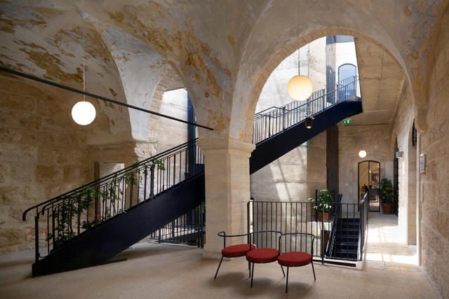 Restauración del edificio Dar Al Majous / AAU ANASTAS - Fotografía interior, Patrimonio, Escaleras, Fachada, Arco, Barandas, Arcada, Puerta, Balcón, Iluminación, Sillas