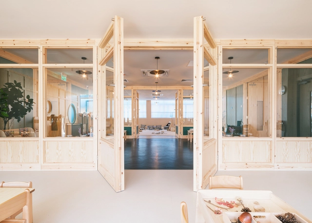 Creche The Learning Tree / Delve - Fotografia de Interiores, Em Detalhe, Porta, Viga, Fachada, Mesa, Cadeira