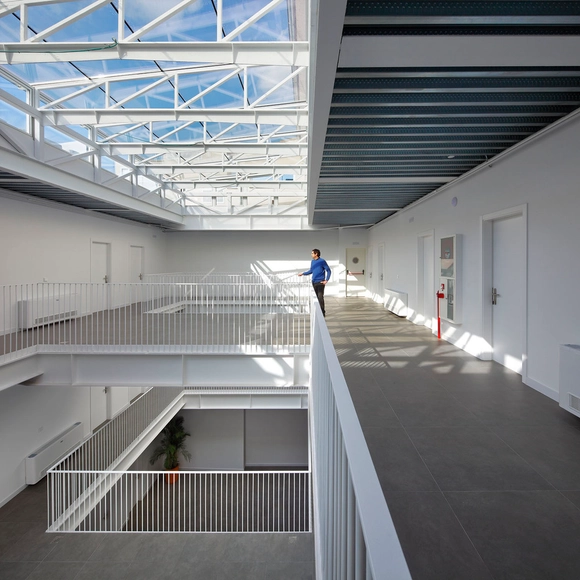 Residencia de estudiantes Rodo6 / Garcia & Melero Arquitectos - Fotografía interior, Sustentabilidad, Fachada, Barandas, Fijación Vigas, Puerta