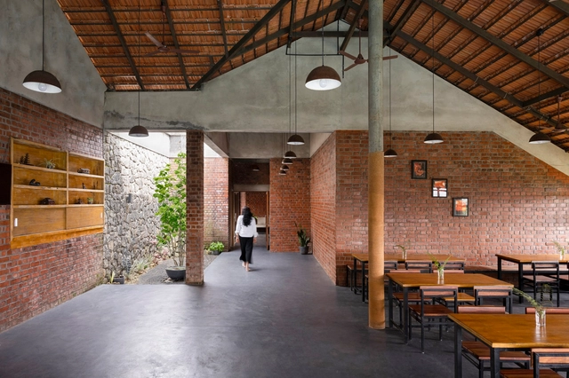 Resort em Panchalimedu / Srijit Srinivas Architects - Fotografia de Interiores, Hospitalidade E Entretenimento, Viga, Porta, Mesa, Cadeira
