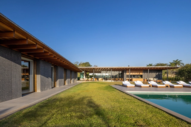 Casa Madeira / Matheus Farah + Manoel Maia Arquitetura - Fotografia de Exterior, Casas, Jardim, Fachada, Banheira