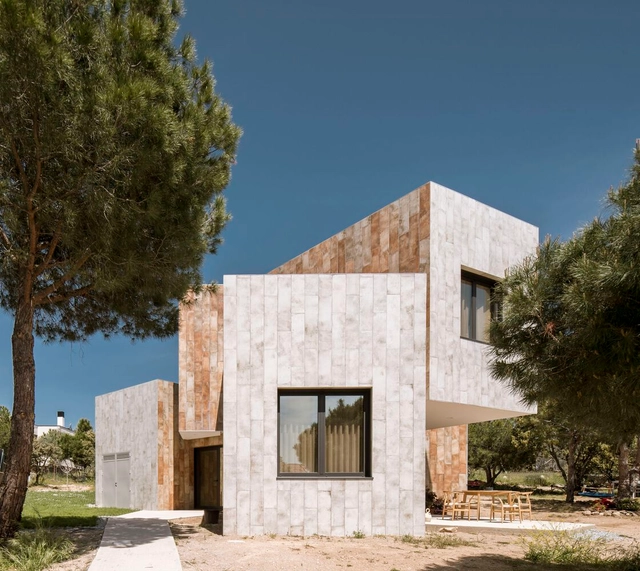 Casa Llo / OOIIO Arquitectura - Fotografía exterior, Casas, Fachada, Puerta