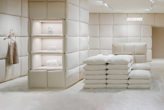 Jacquemus 巴黎老佛爷百货店 / AMO - 室内图, 商店, 门, 椅子