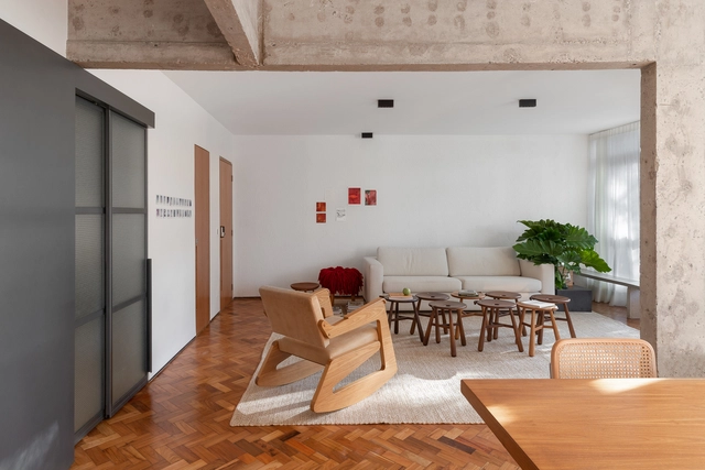 Apartamento AG / Maria Araujo Arquitetura e Design - Fotografia de Interiores, Interiores De Apartamentos, Porta, Fachada, Viga, Mesa, Cadeira