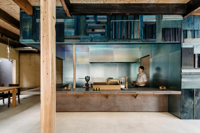 老房新生，京都“湾処”咖啡 / Kazuteru Matsumura Architects - 室内图, 适应性利用, 厨房, 表皮, 梁, 桌子, 台面, 板凳, 椅子