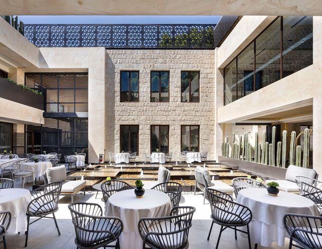 Hotel Grand Fiesta Americana Oaxaca / Tres Más Dos Arquitectos - Fotografía interior, Interiores De Hoteles, Patio interior, Fachada, Mesas, Sillas