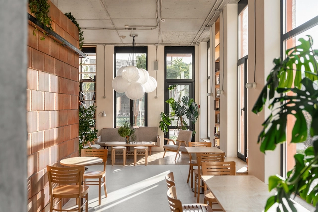 Café 128 Comfort Town / berezen studio - Fotografia de Interiores, Interiores De Cafeterias, Fachada, Mesa, Cadeira