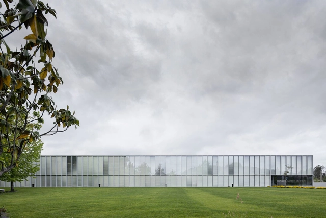 Novo Edifício de Escritórios e Ampliação de Unidade Fabril em Barcelos / André Campos | Joana Mendes - Arquitectos + Pedro Guedes de Oliveira Arquitecto - Fotografia de Exterior, Edifícios De Escritórios, Jardim, Fachada, Cerca