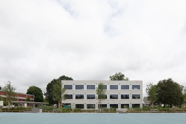 Escola Primária e Jardim de Infância Campus Sonnhalde, Aarwangen / André Campos | Joana Mendes - Arquitectos + Brandenberger Kloter - Fotografia de Exterior, Escola Primária, Fachada