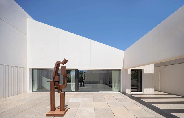 Casa introvertida / JAO Arquitectura - Fotografía exterior, Casas, Fachada, Puerta