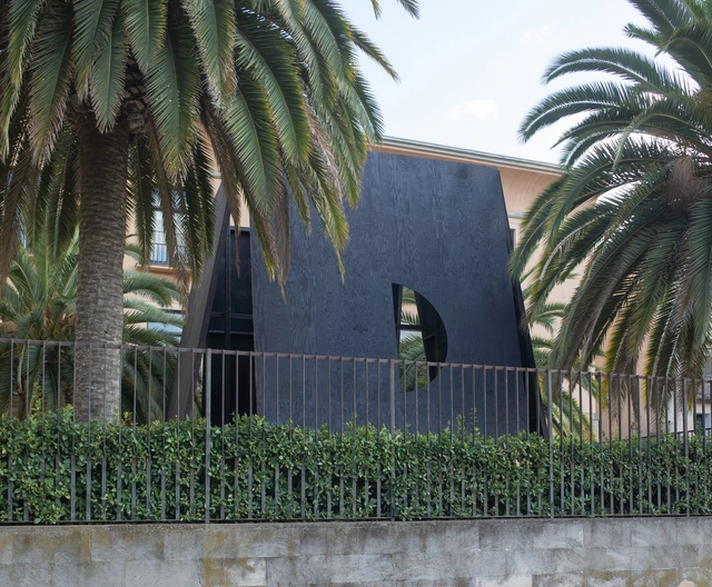 Pabellón casa con 4 palmeras  / Tudor Vlāsceanu Architect - Fotografía exterior, Pabellón, Fachada, Arco, Arcada