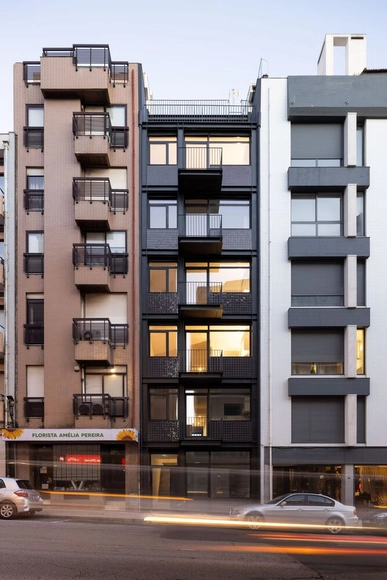 Edifício NSFT / Pedro Mosca & Pedro Gonçalves Arquitectos - Fotografia de Exterior, Residencial, Fachada, Balcão