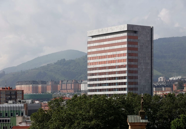 Reforma integral de la torre Bizkaia / IDOM - Fotografía exterior, Edificio De Oficinas, Fachada, Urbano