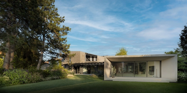 Casa en la ribera del río / MACHINA architetti associati - Fotografía exterior, Casas, Jardín, Fachada
