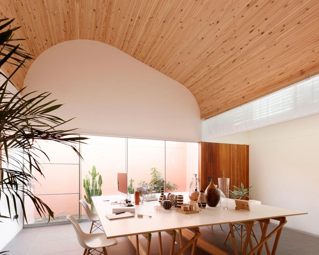 Casa de Poniente / Losada Rodríguez Arquitectos - Fotografía interior, Casas, Arco, Fachada, Mesas, Sillas