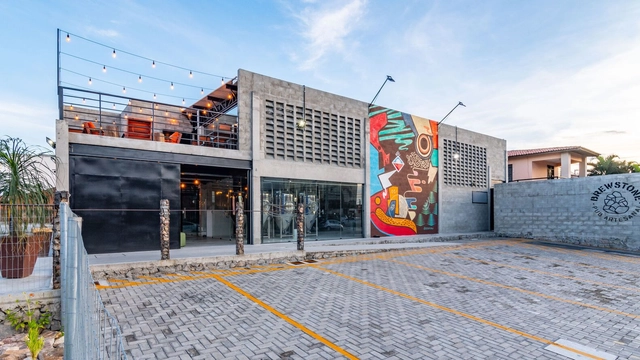 Brewstone Pub / Afonso Tomoda Arquitetura e Interiores - Fotografia de Exterior, Bares, Fachada