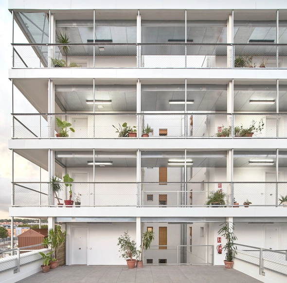 32 Moradias Cooperativas La Chalmeta / Pau Vidal + Vivas Arquitectos - Fotografia de Interiores, Apartamentos, Fachada, Porta, Balcão