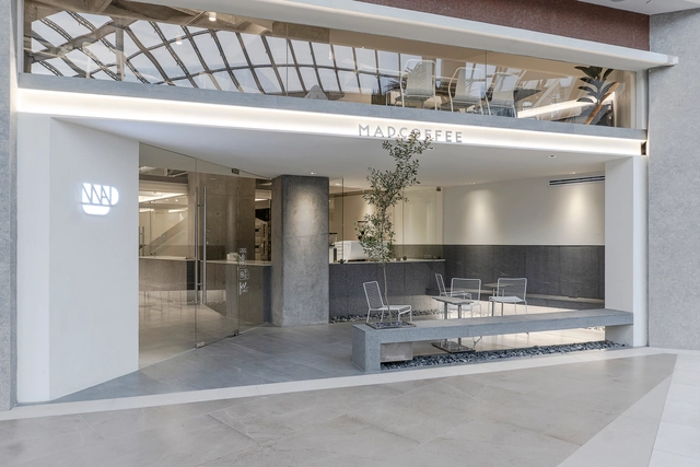 Madcoffee，展厅+咖啡馆+设计工作室  / Madarq studio - 室内图, 办公建筑, 厨房, 表皮, 梁, 桌子, 台面, 椅子