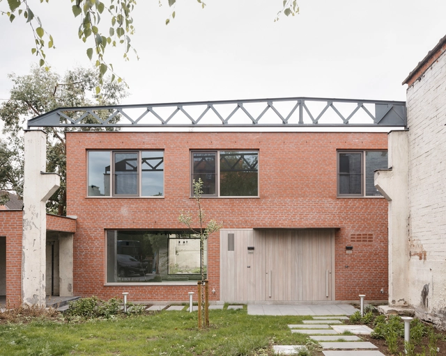 Casa IN Between / Atelier Janda Vanderghote - Fotografia de Exterior, Reabilitação, Porta, Escada, Fachada
