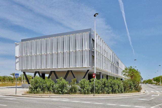 Edificio 77A  / Antonio Pérez Serrano arquitecto + Serrano y Valderrama Arquitectos - Fotografía exterior, Edificio De Oficinas, Fachada
