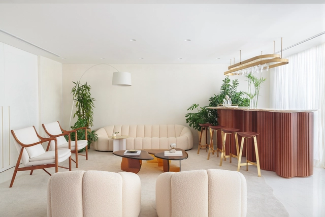 Interiores brasileiros que contestam a linha reta com formas orgânicas - Imagem de Destaque