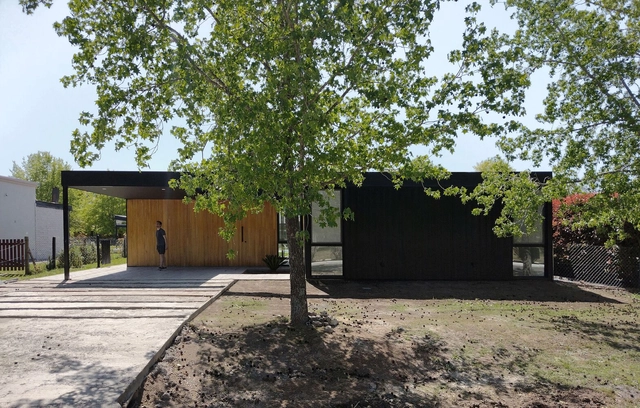 House in Campana / Prisma Arquitectura - Exterior Photography, Houses, Garden, Facade, Door