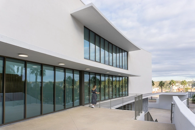 Escola Básica do Mosteiro / CFFA Arquitectos + Vera Blanco + Francisco Eloy - Fotografia de Exterior, Escolas, Fachada, Porta, Corrimão