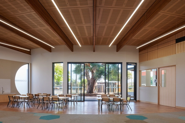 Centro para niños y familias de Wellington / AOA Christopher Peck - Fotografía interior, Centro Comunitario, Puerta, Fijación Vigas, Fachada, Sillas, Mesas